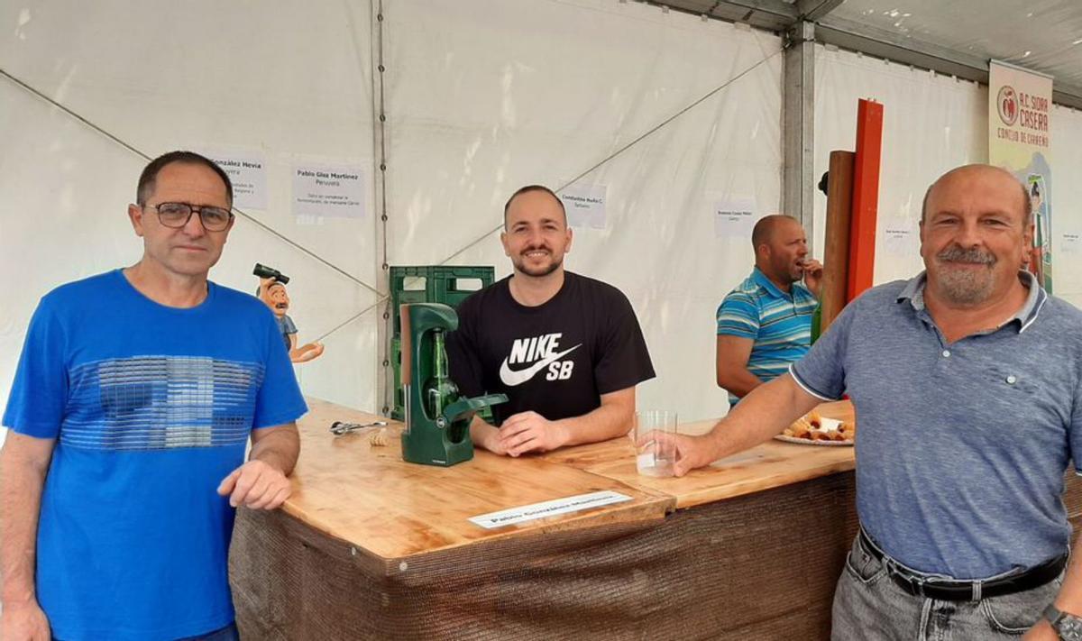 Muñó reúne a diez elaboradores de sidra casera para &quot;mantener nuestra tradición&quot;