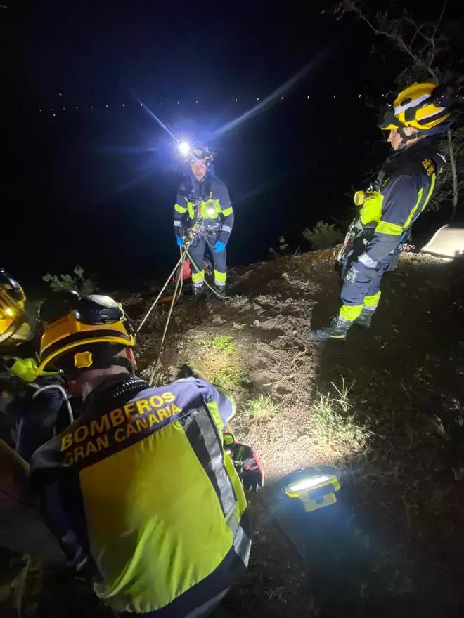 Rescate de un perro y su dueño en Orilla baja, Santa Lucía