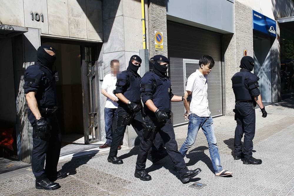 Mossos d'Esquadra en les detencions dels integrants xinesos d'una suposada xarxa d'extorsions