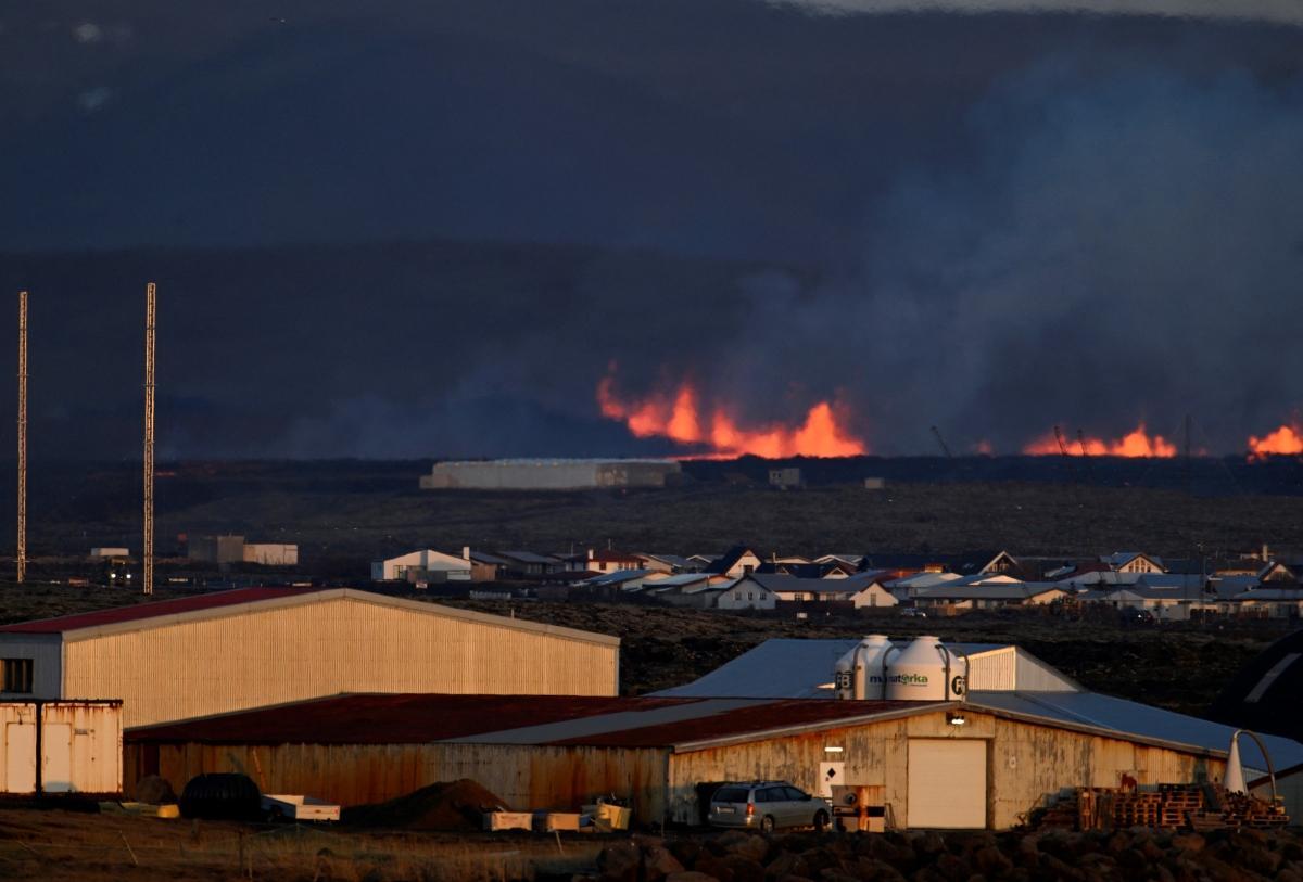 Erupción cerca de casas en Islandia
