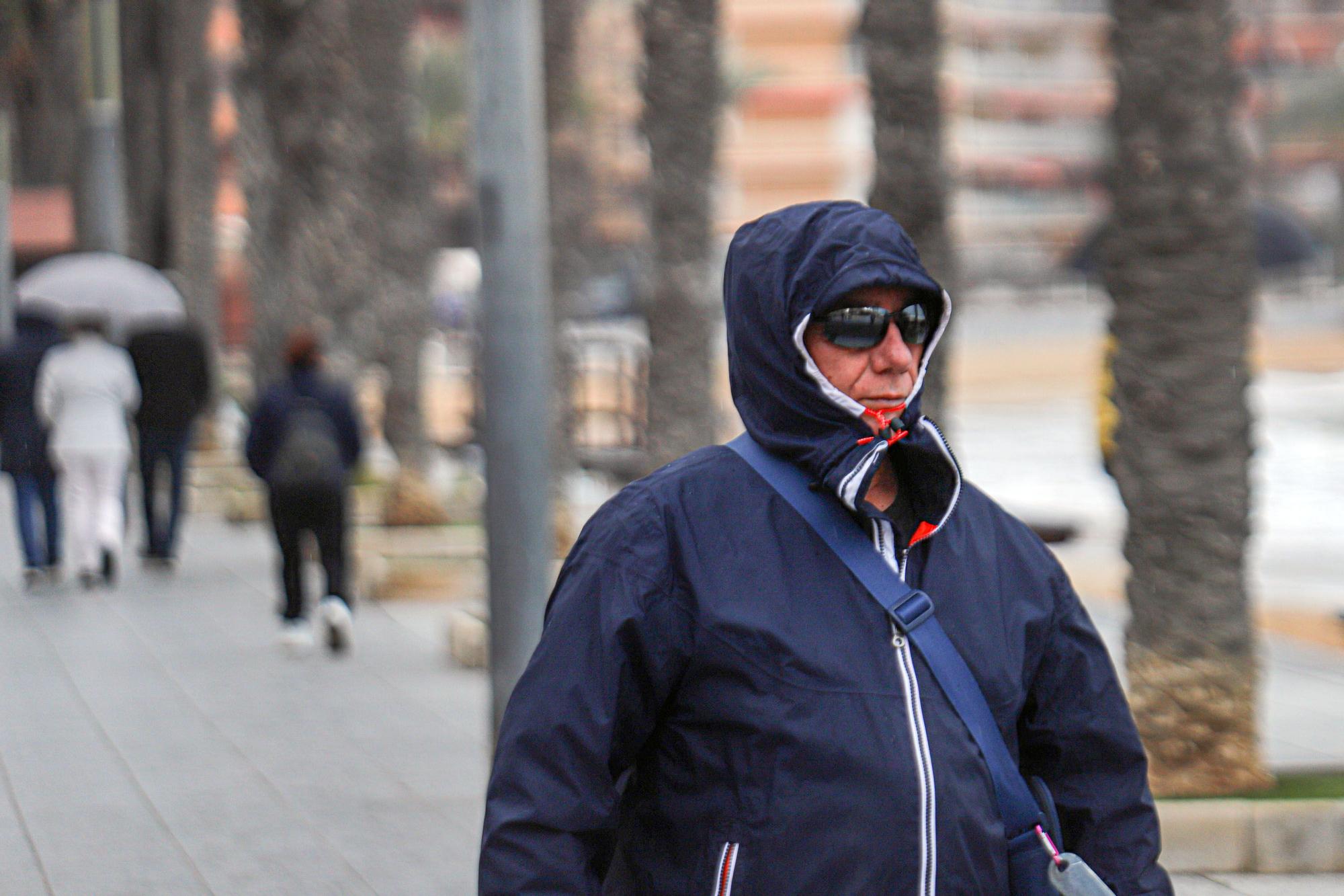 Día de frío y lluvia en Torrevieja