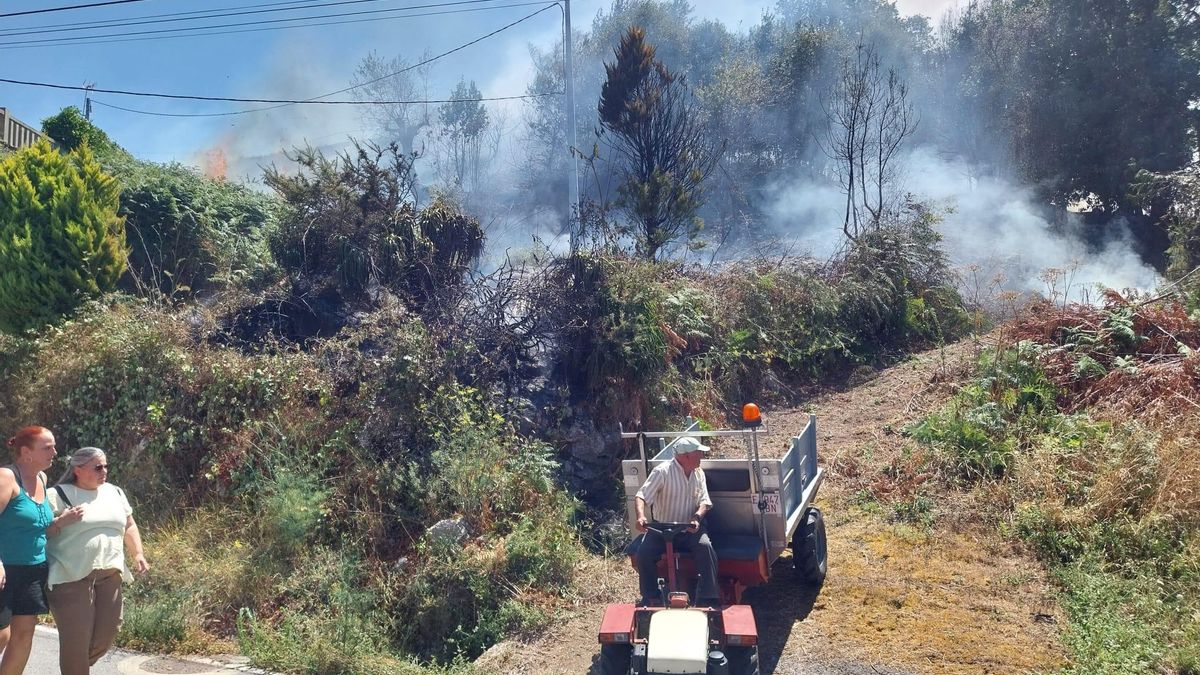 Un incendio en Bueu se desata cerca de las casas.