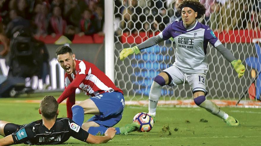 Ingason derriba a Burgui en presencia de Ochoa en la acción del penalti.