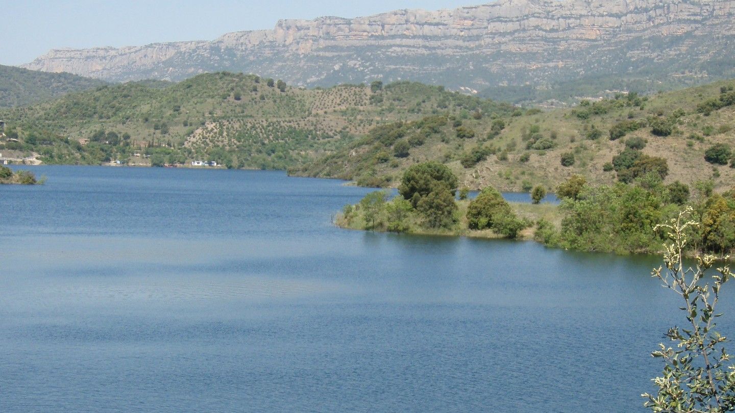 El pantano de Siurana, con la Sierra Mayor del Parque Natural de Montsant.