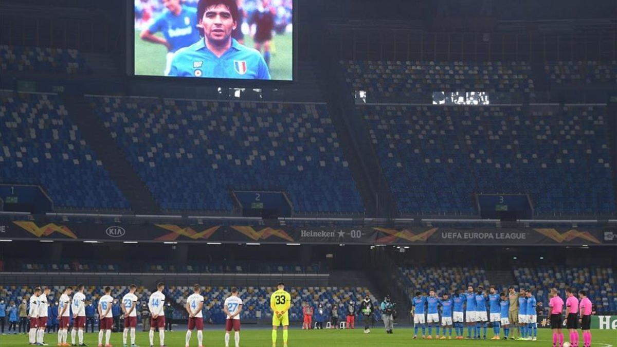 El respetuoso homenaje que le brindaron Nápoles y Rijeka a Diego Armando. Todos los jugadores italianos llevaban una camiseta con el 10 y el nombre de Maradona