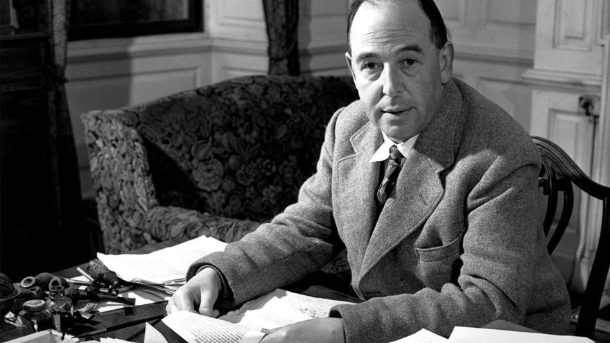 C.S. Lewis va ser professor de Literatura en el Magdalen College d’Oxford del 1925 al 1954, i des de llavors fins a la seva mort a Cambridge | WIKIPEDIA