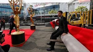 txerra35528261 show host jimmy kimmel poses on a roll of red carpet during 160917190356