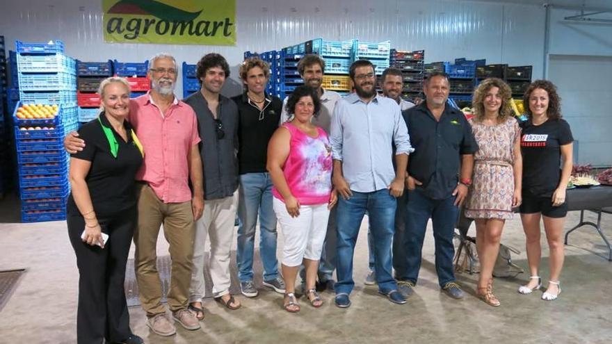 La comitiva política con agricultores.