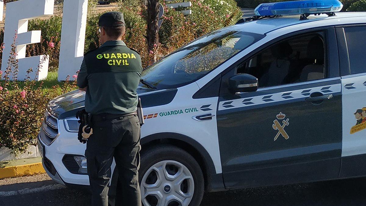 Archivo - Un agente de la Guardia Civil, en una foto de archivo.