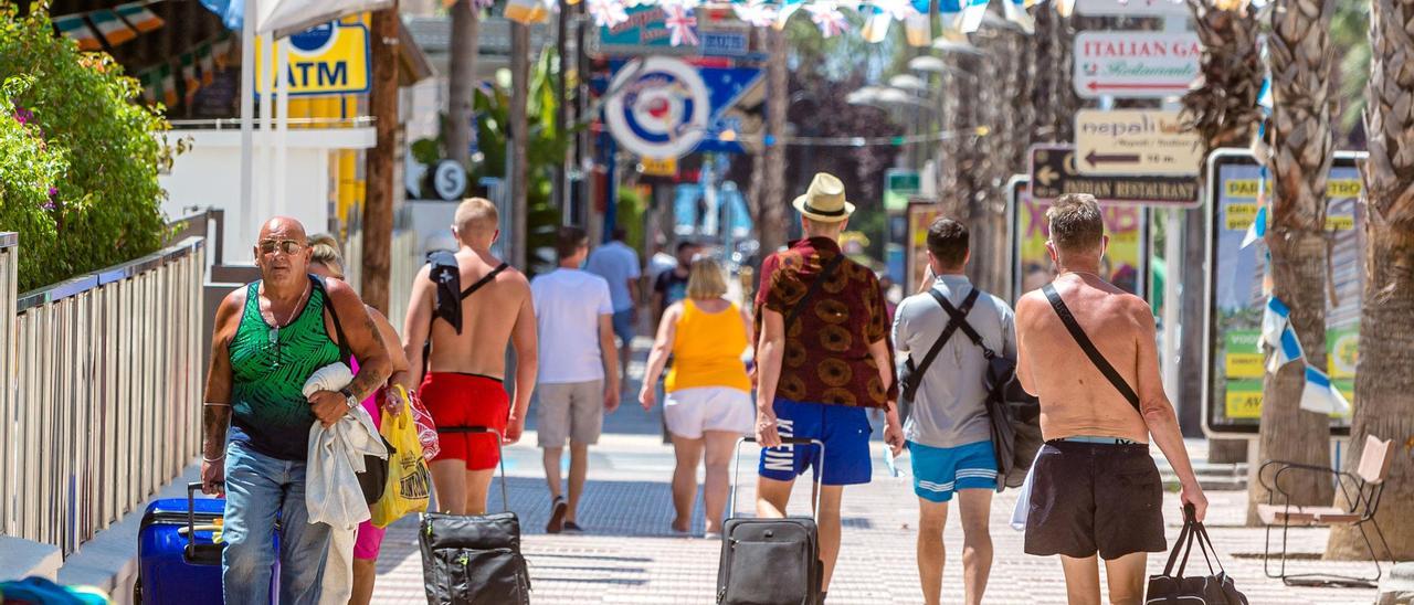 Turistas británicos en Benidorm, en una imagen de archivo.