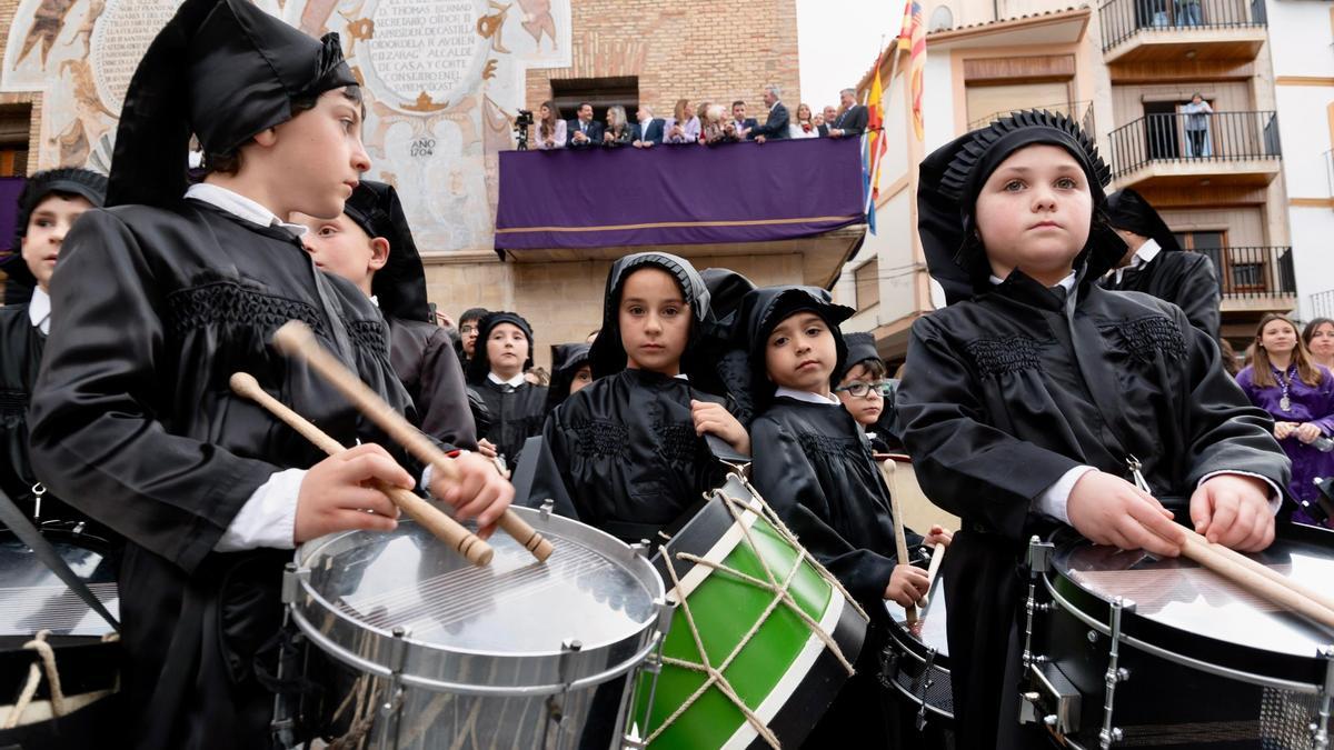 Un grupo de niños durante el desfile de las escuelas de tambores y bombos de la Ruta, este sábado en Calanda.