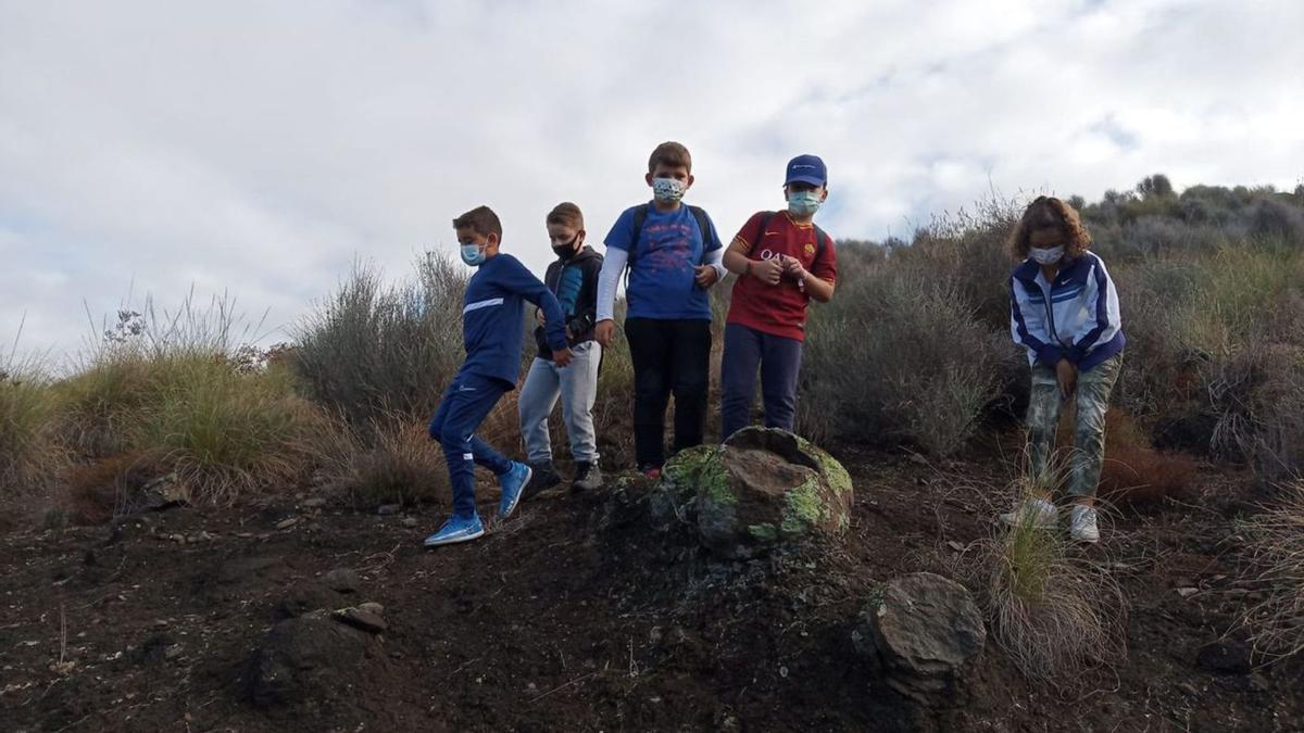La AMPA del colegio Carmen Conde de Jumilla organizó una visita a los Cerricos Negros del volcán de la Celia.