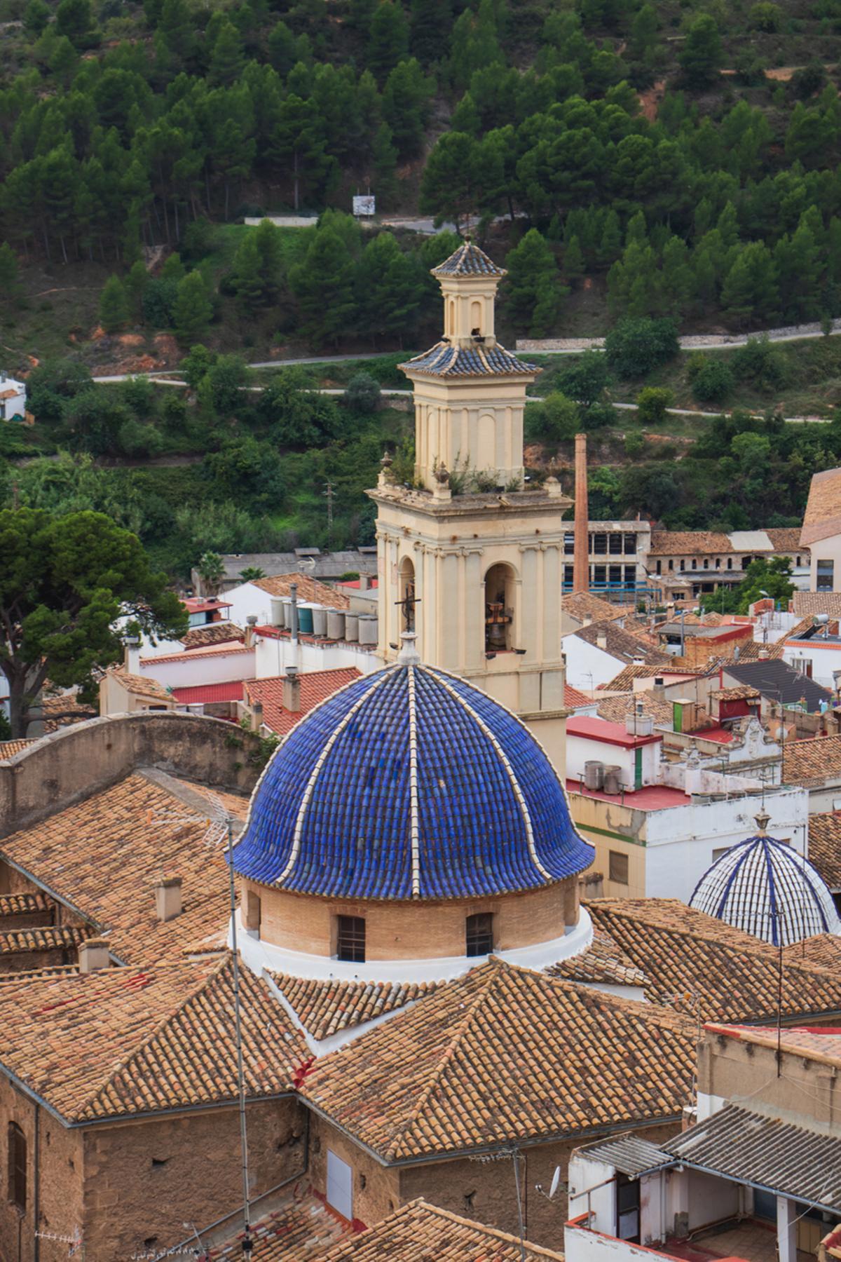 Campanario tras una cúpula azul en Buñol, Valencia