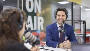 Emilio Viciana participa en un programa de radio escolar