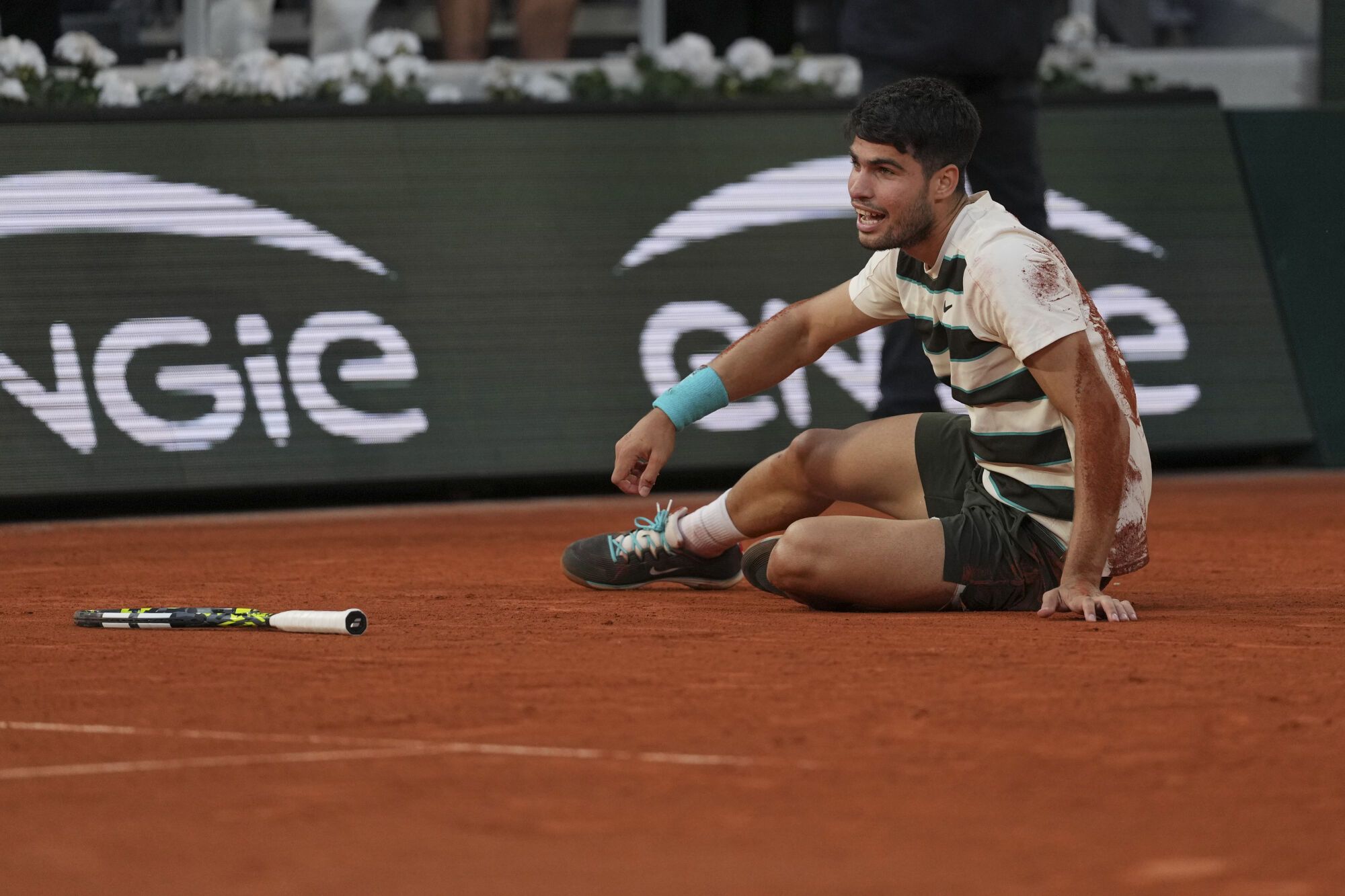 Winner Spain's Carlos Alcaraz celebrates after the final match of the French Tennis Open against Italy's Jannik Sinner at the Roland-Garros stadium in Paris, Sunday, June 8, 2025. (AP Photo/Thibault Camus). EDITORIAL USE ONLY/ONLY ITALY AND SPAIN