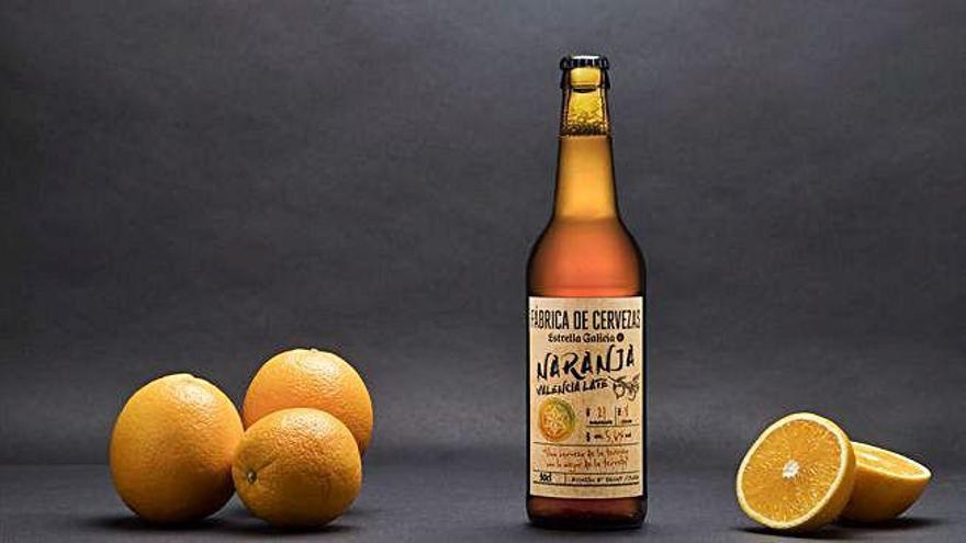 Imagen de una cerveza Estrella Galicia con sabor a naranjas.