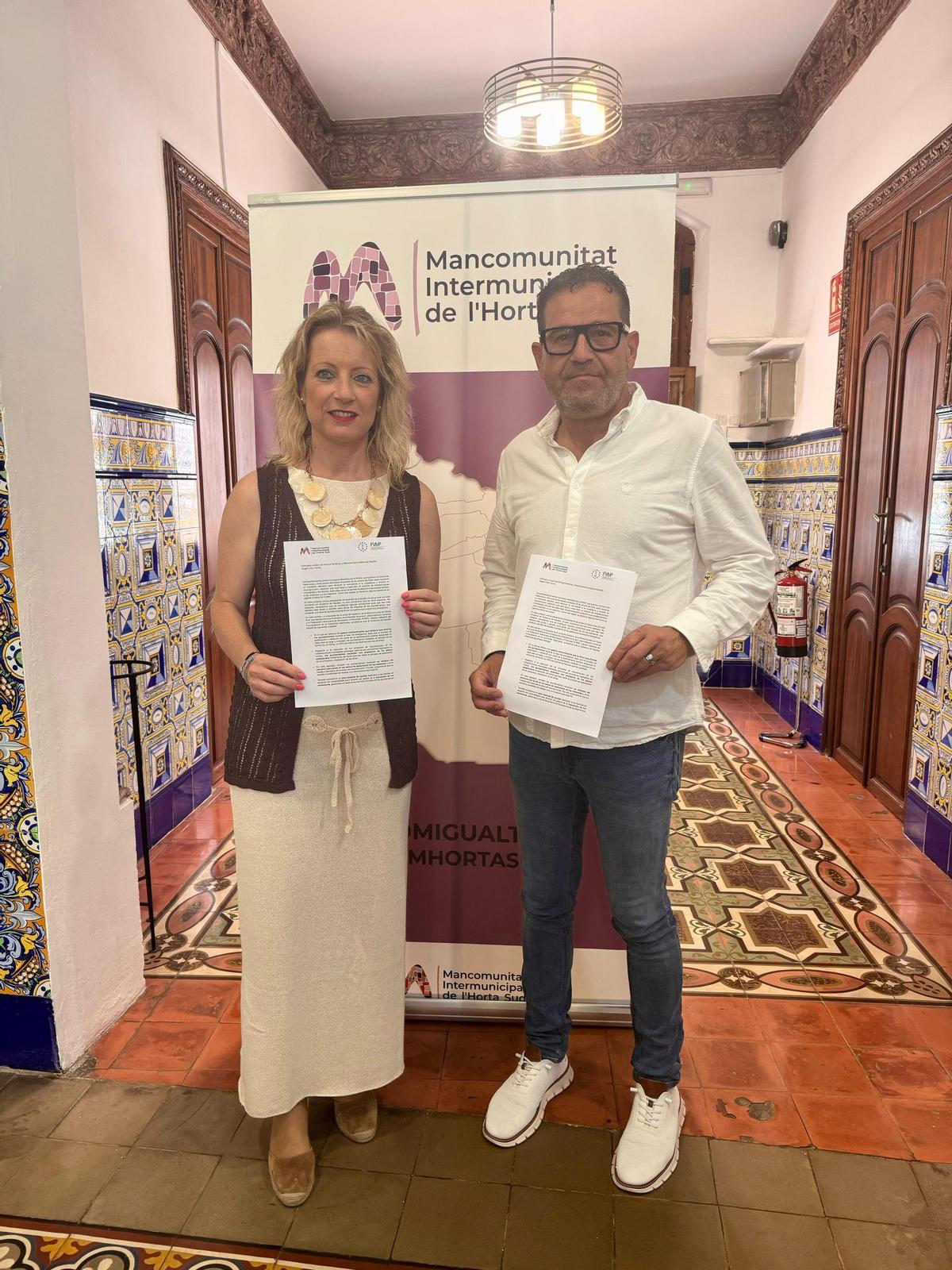 Bartual y Cabanes, con el documento firmado