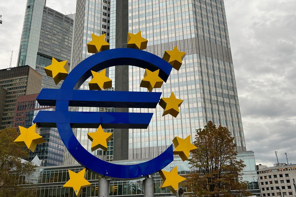 Monument del símbol de l'euro davant la torre de l'euro de Frankfurt (Alemanya), antiga seu del Banc Central Europeu (BCE)