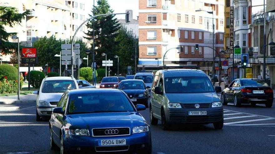 Vehículos por las calles de la capital. Foto L.O.Z.