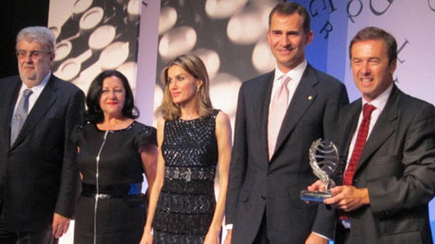Javier Moro (d) posa con el premio Planeta junto a los príncipies de Asturias, la finalista Inmaculada Chacón (2i) y José Manuel Lara.