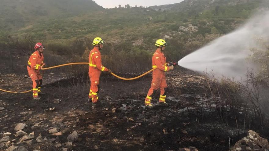 Bomberos en la extinción de un incendio.