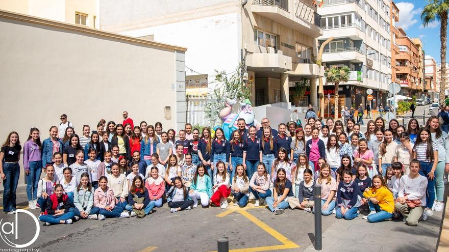 Las candidatas infantiles con el artista y el monumento, este lunes en Torrevieja