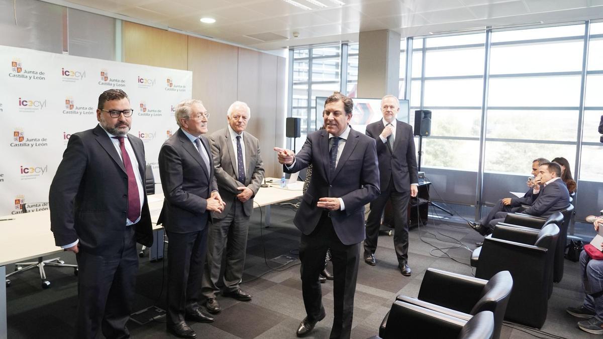 El consejero de Economí­a, Carlos Fernández Carriedo, participa en la firma del protocolo de colaboración entre Sodical e inversores privados para impulsar la financiación empresarial.