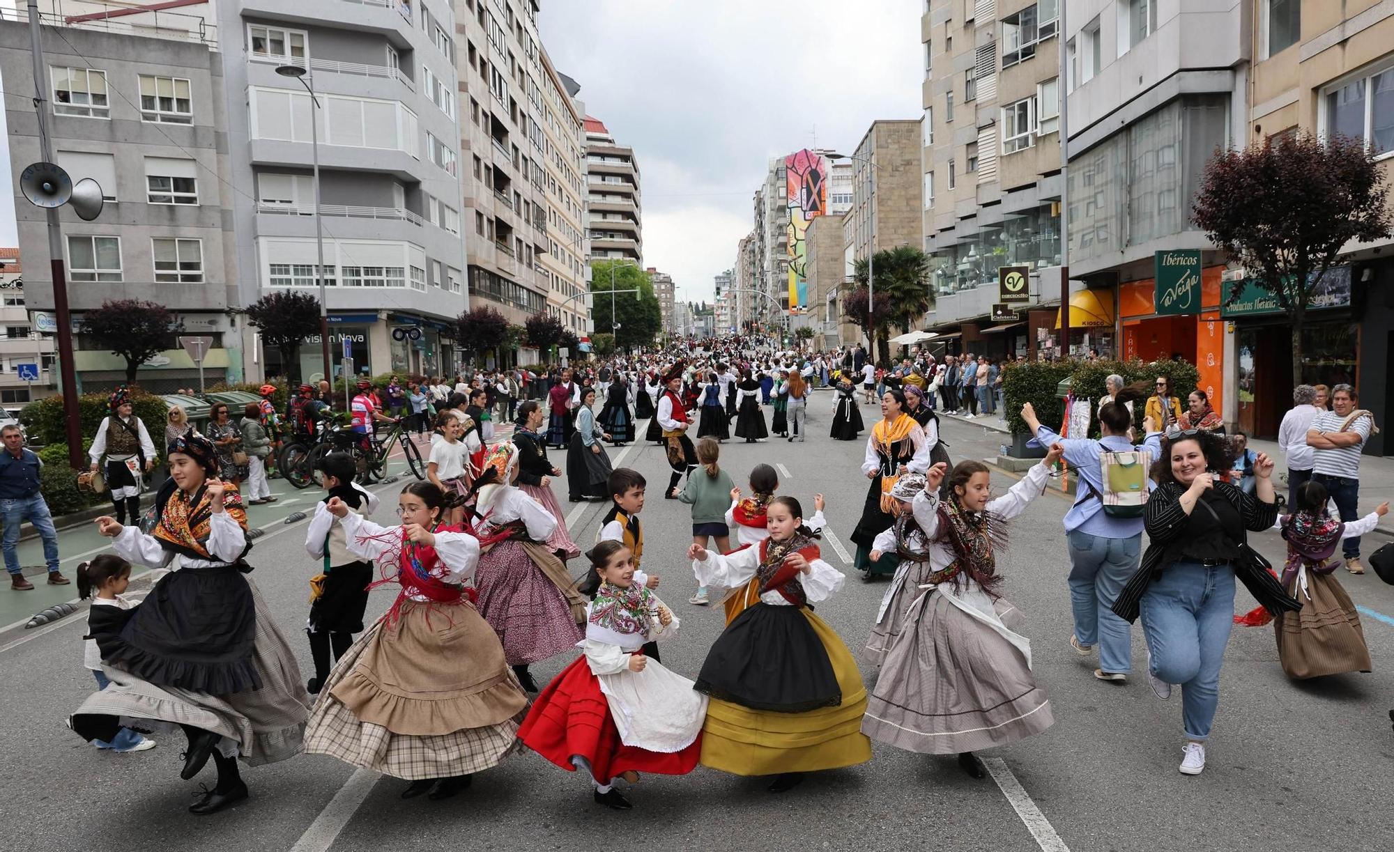 Vigo baila «al compás de una muiñeira»