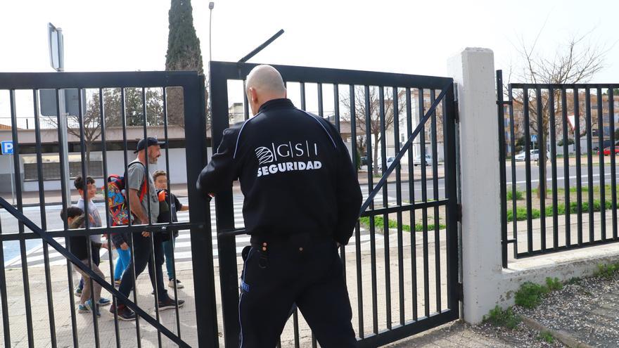 La plataforma Niñ@s del Sur denuncia ante la Defensoría del Pueblo la falta de porteros en 15 colegios de Córdoba