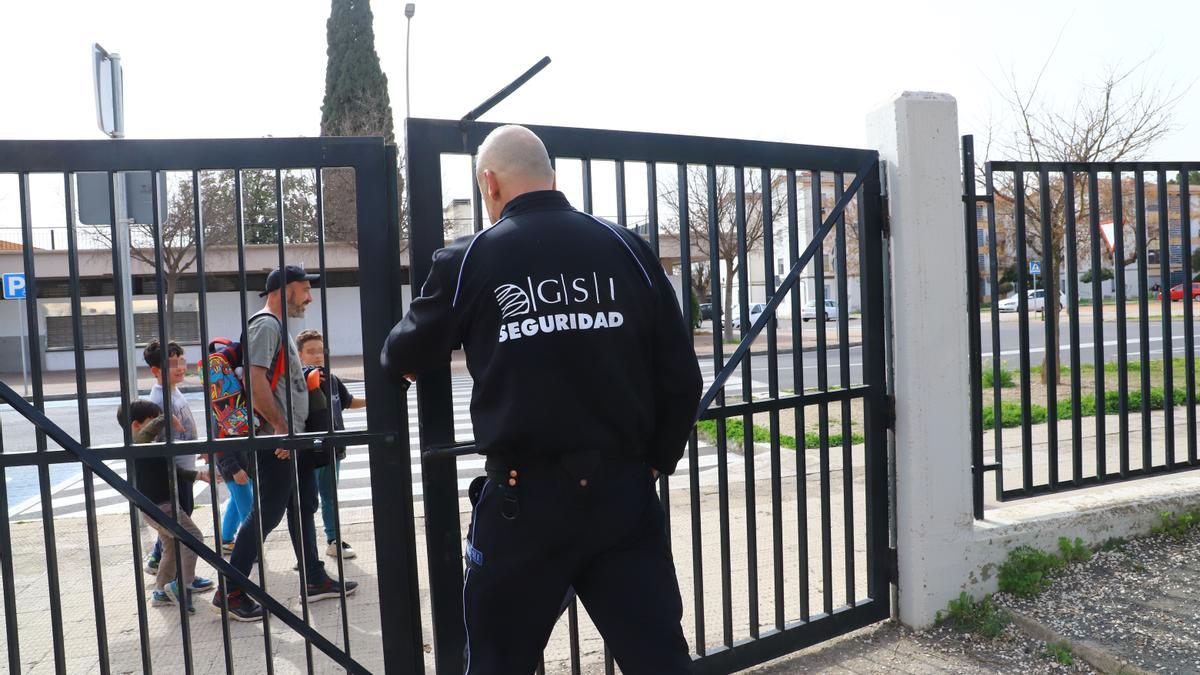 Guardia de seguridad en el colegio Fernán Pérez de Oliva.