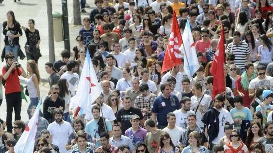 Manifestación de estudiantes, ayer, en A Coruña (izda.); sanitarios frente al hospital y otras protestas estudiantiles en la ciudad. / carlos pardellas