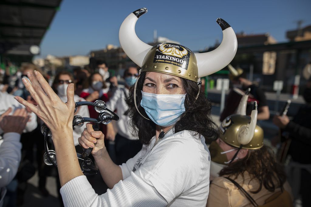 Los vecinos de las vías, celebran su primer viaje en el nuevo tren soterrado