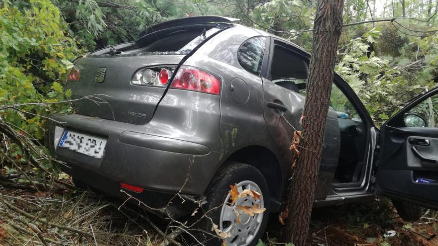 El coche accidentado en Cenlle // FdV