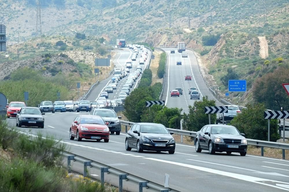 Una colisión entre dos vehículos a la altura de Monforte del Cid ha obstaculizado el tráfico