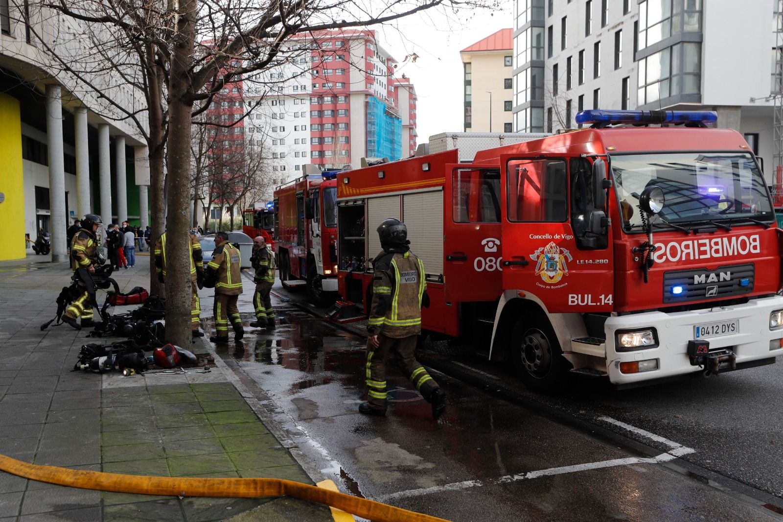 Tres bomberos hospitalizados y casi 30 coches quemados en un virulento incendio en Navia