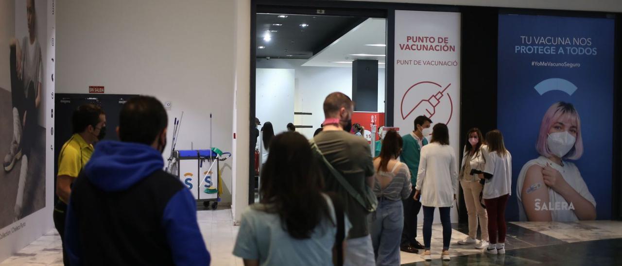 Cola de personas que ayer acudieron a inmunizarse al punto de vacunación en el centro comercial Salera de Castelló. | FRANK PALACE