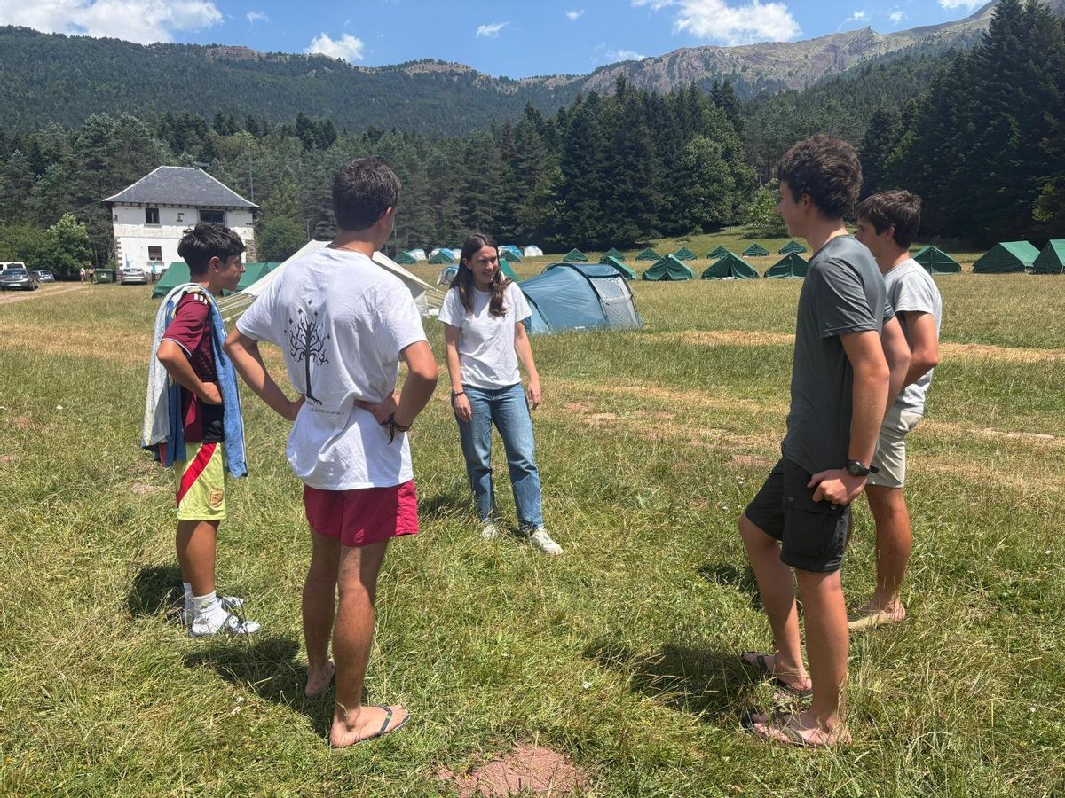 La gerente del Instituto Aragonés de la Juventud, Cristina Navarro, se ha reunido con los chavales del campamento que durmieron al raso, en Hecho.