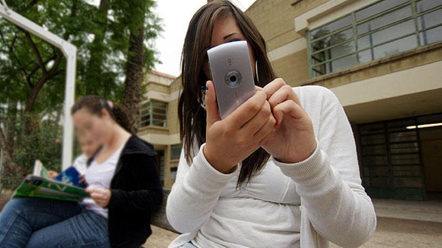 Una joven, con un smartphone.