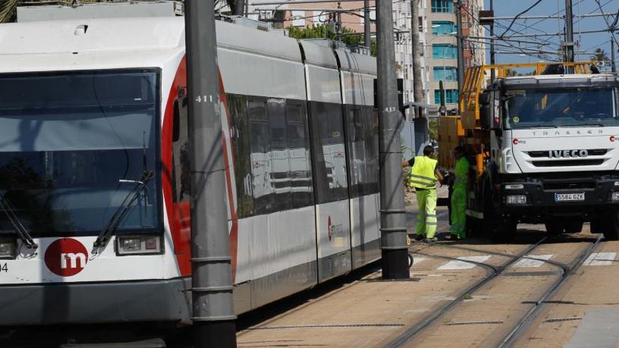 El enganche de un camión con el cable del tranvía interrumpe las líneas 4 y 6