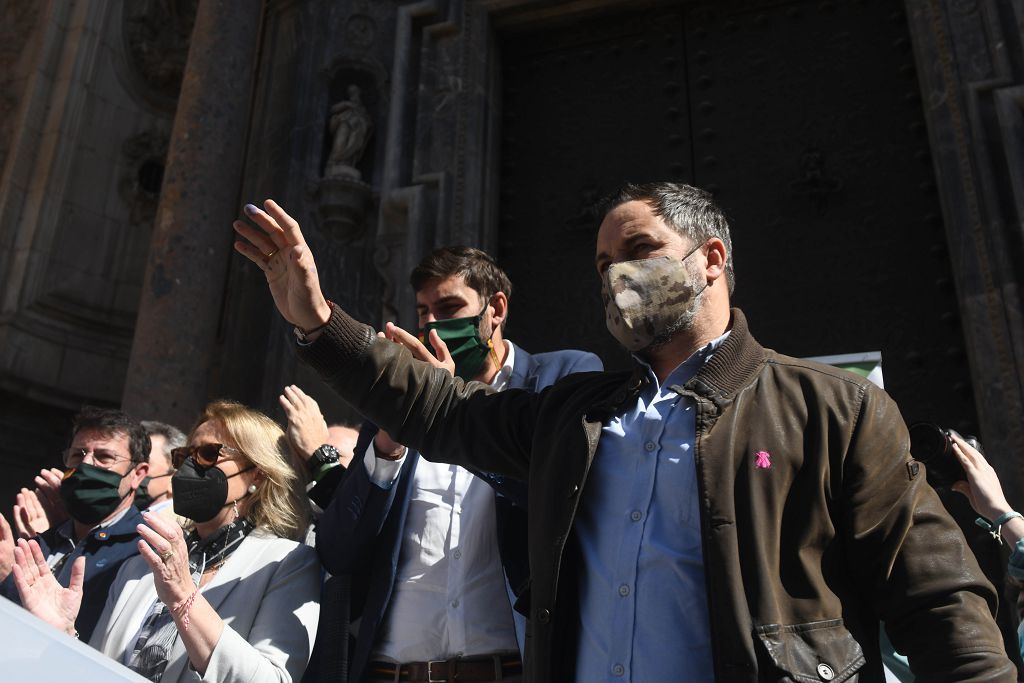 La plaza de la Catedral de Murcia se abarrota para recibir a Abascal