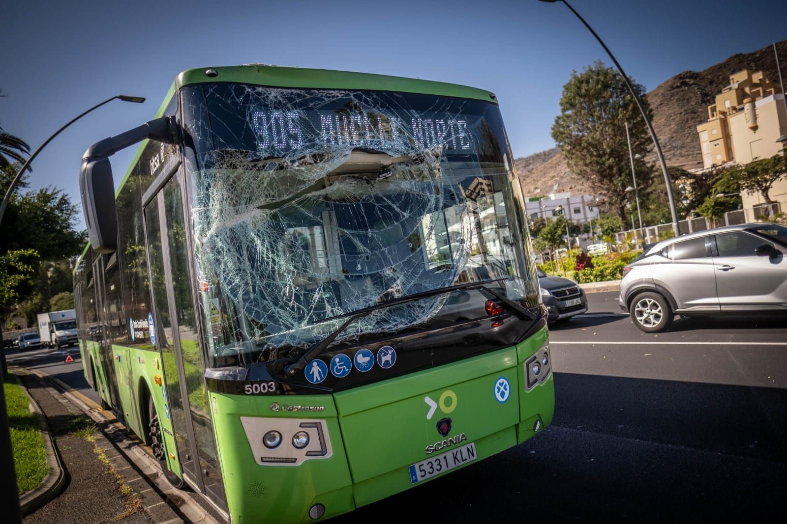 Una guagua embiste a una hormigonera en Santa Cruz