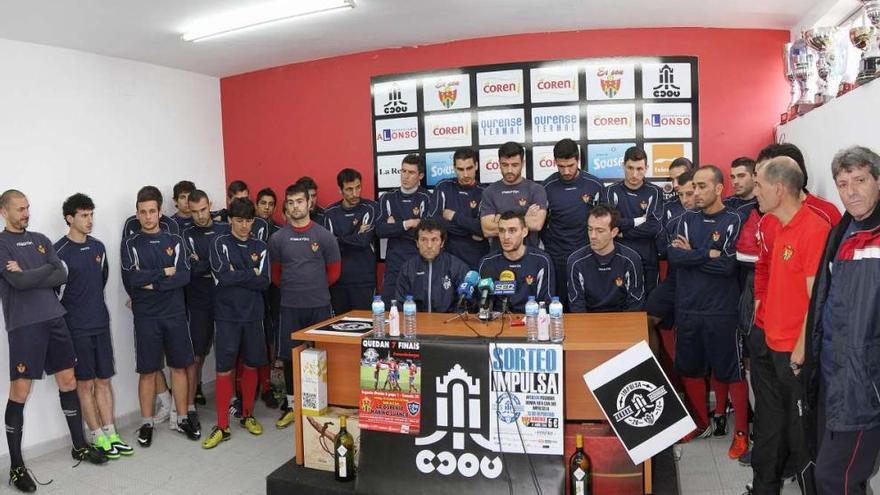 La plantilla del Ourense, ayer, en la sala de prensa del estadio de O Couto. // Iñaki Osorio