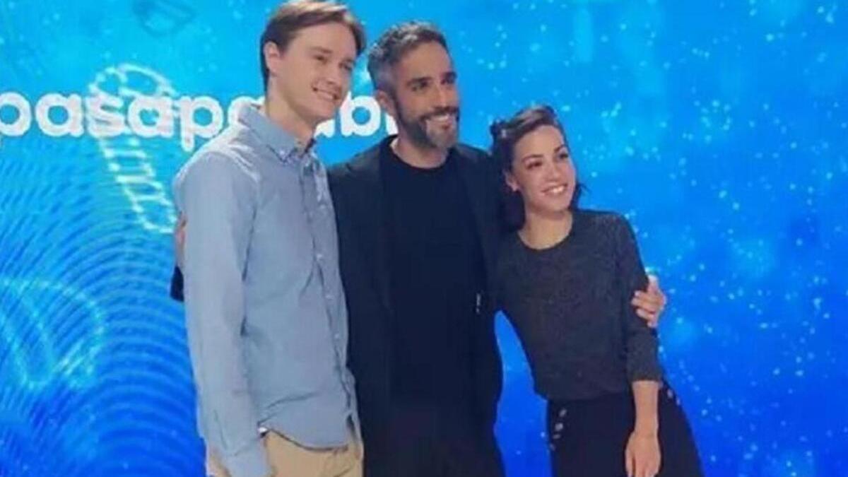 Manu y Rosa, con Roberto Leal, en Pasapalabra.