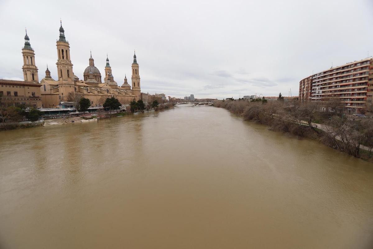 Así luce el Ebro en Zaragoza tras lluvias y deshielo Así luce el Ebro en Zaragoza tras lluvias y deshielo