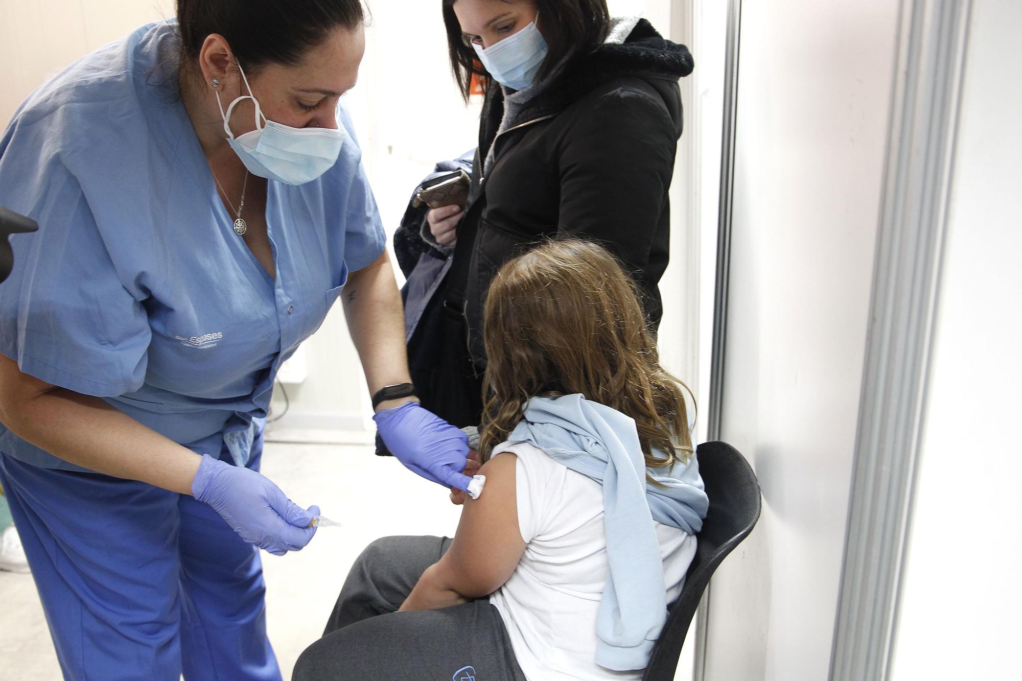 Una niña recibe una vacuna contra el coronavirus.