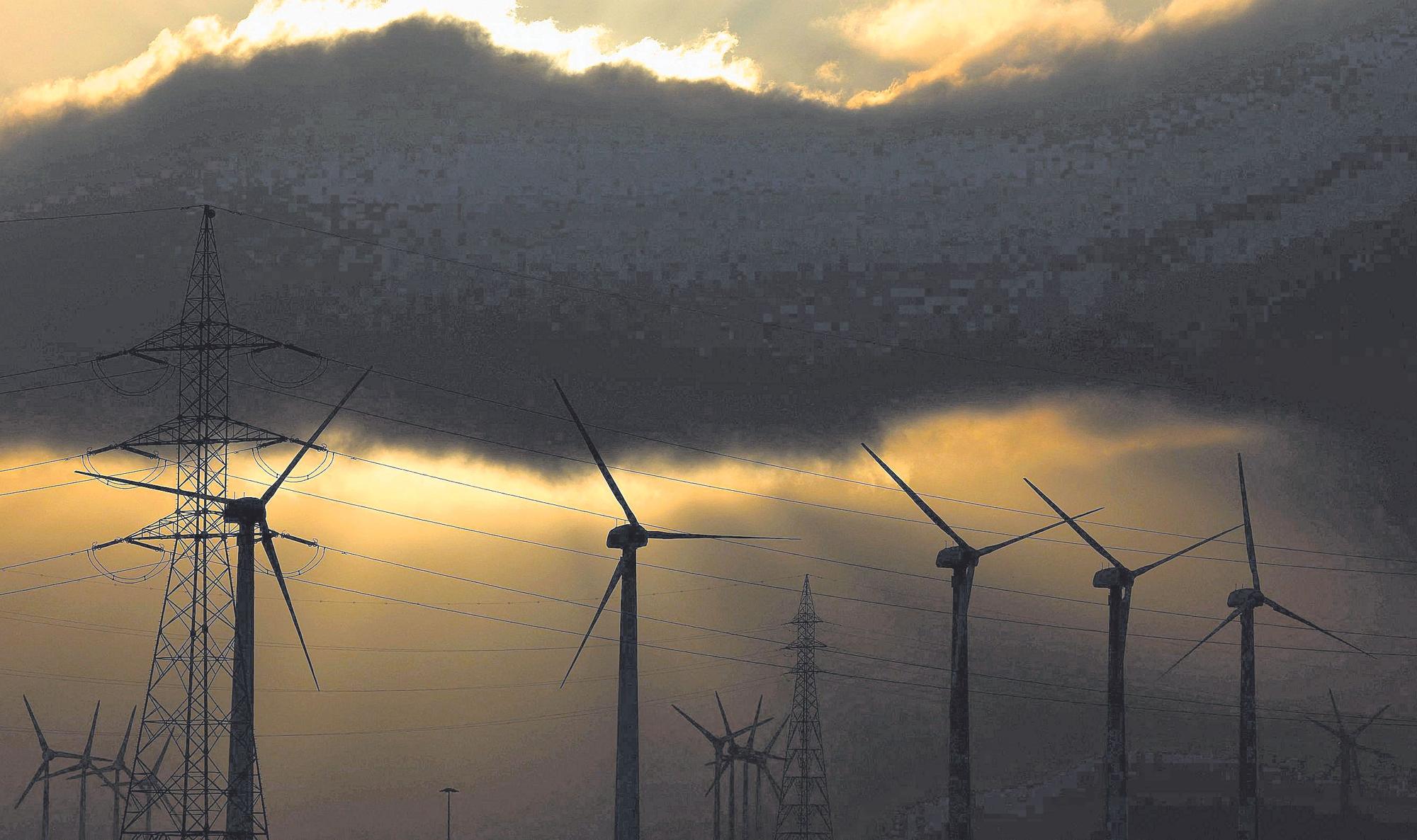 Aerogeneradores junto al tendido eléctrico en el enclave grancanario del barranco de Tirajana.jpg