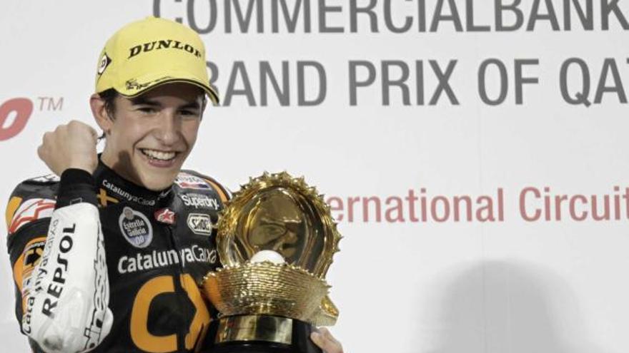 Marc Márquez, feliz en el podio tras su victoria en Moto2.