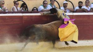 El Cordobés, en el momento de la cogida.