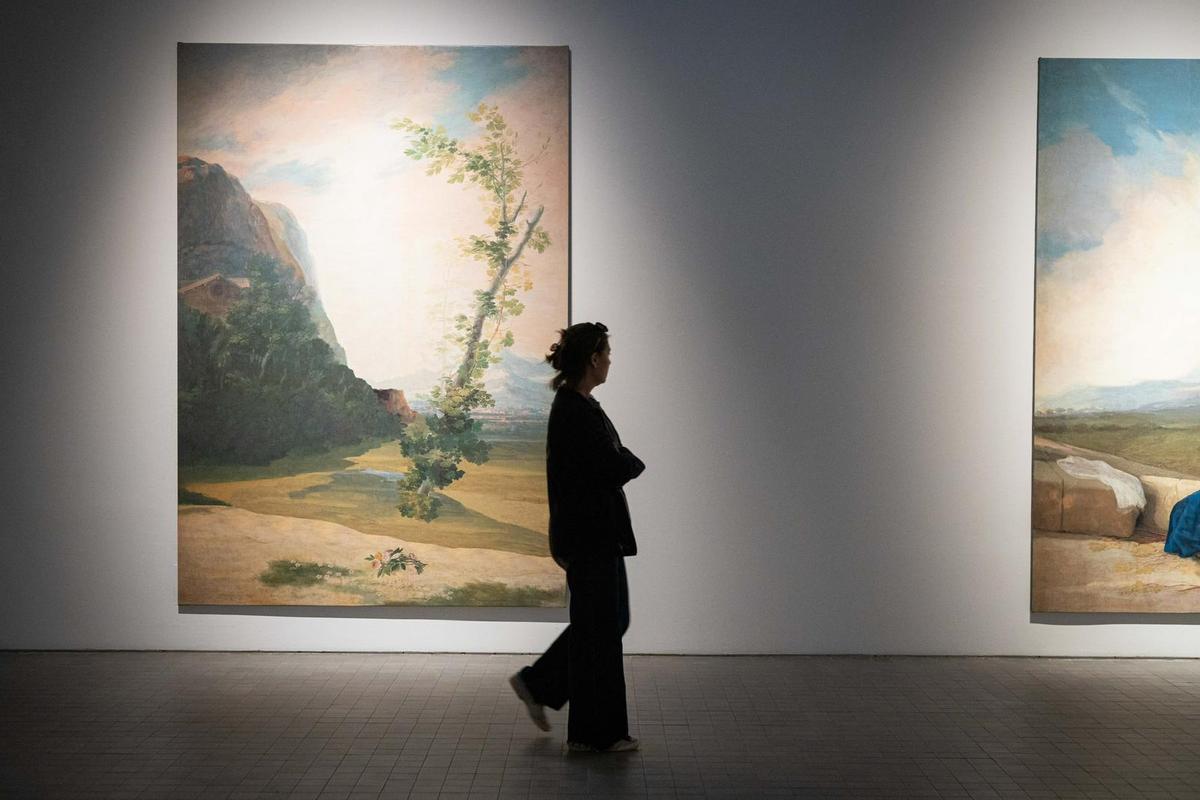 Una mujer paseando por la nueva exposición de Ballester, 'Espacios ocultos. Goya en silencio'.