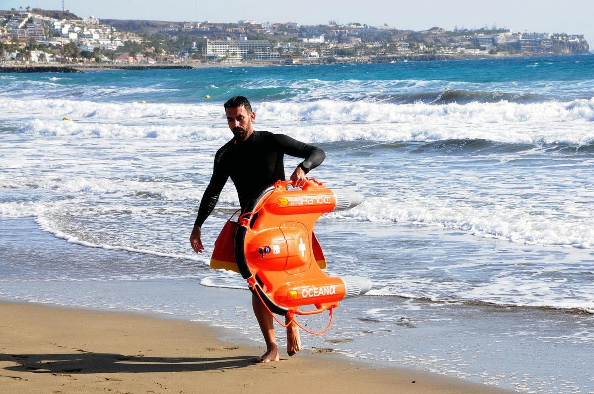 Los bomberos de San Bartolomé de Tirajana han empezado a realizar las prácticas con el dron acuático en la Playa del Inglés.